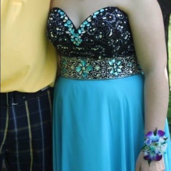 Tony Bowls Prom Dress - Picture 3 of 4